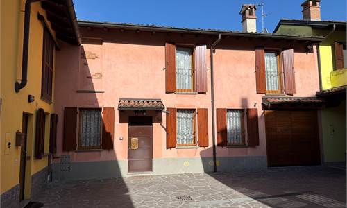 BELLA CASA DI CORTILE CON BOX